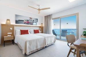 Łóżko lub łóżka w pokoju w obiekcie Bellamar Hotel Beach & Spa