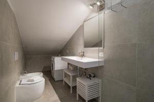 Kúpeľňa v ubytovaní Como City Center Apartments! + 9 fotografií