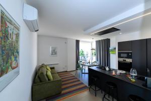 ein Wohnzimmer mit Sofa und Tisch in der Unterkunft Appartamento - Brand New Luxury Apartment - Giardini Naxos, Recanati in Giardini-Naxos