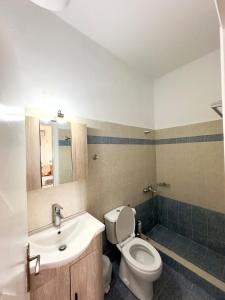 MenídionにあるMini Houseのトイレと洗面台付きのバスルーム