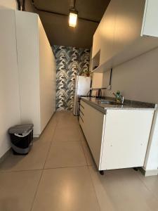 una cucina con lavello e frigorifero di Departamento en Corrientes 3 a Corrientes