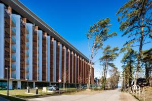 vista esterna di un edificio di Apartament Golden Mirror z basenami, strefą saun,jacuzzi W CENIE!- Pinea Apartments Pobierowo-SANNEL Apartments for rent a Pobierowo