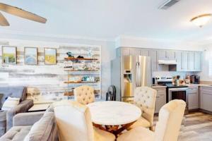 Η κουζίνα ή μικρή κουζίνα στο Locally Owned Condo At Las Palmas