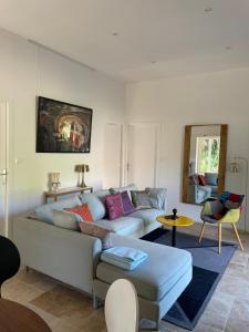 a living room with a couch and a table at Au coeur de la Toscane Angevine in Chaudefonds-sur-Layon