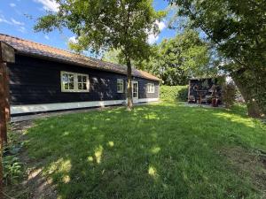 a yard in front of a house at Het plekje dat niemand wist in Ederveen