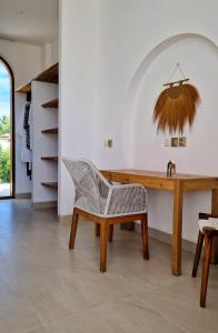 Un comedor con una mesa y una silla. en Stylish New Villa close to the beach, en Uluwatu