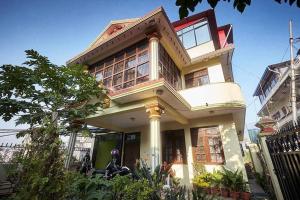 un grande edificio con di Nagarjun Home Stay a Kathmandu