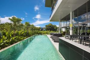 Bazén v ubytování Elite Atoll Serviced Apartments Phuket nebo v jeho okolí