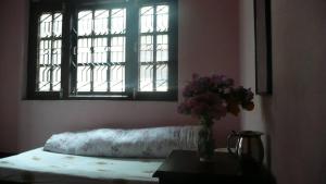 Letto o letti in una camera di Nagarjun Home Stay