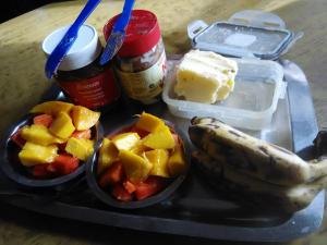 un vassoio per il pranzo con frutta, banana e altri prodotti alimentari di Nagarjun Home Stay a Kathmandu