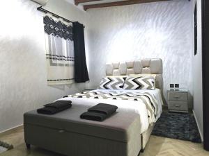 マラケシュにあるRiad Miraleziaの大きなベッドと窓のある寝室 +35枚の写真