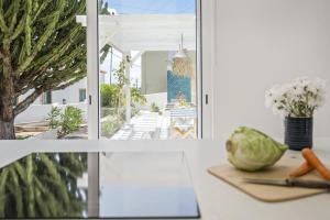 einen Tisch mit einem Schneidebrett und Gemüse darauf in der Unterkunft Casa do Cacto - By WeHost in Porto Santo + 27 Fotos