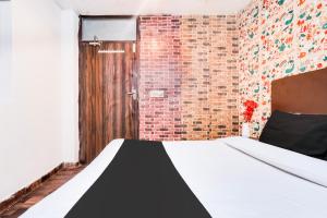 Postel nebo postele na pokoji v ubytování Hotel O Parth Inn