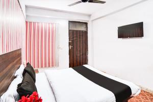 Postel nebo postele na pokoji v ubytování Hotel O Parth Inn
