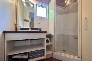 un bagno con lavandino e doccia di Chalet de 4 pers - Lac de Miel à 500m - Beynat - Parking Piscine a Beynat