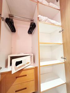 a small kitchen with a microwave and a closet at Mar Ipanema Hotel in Rio de Janeiro