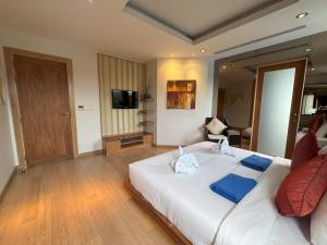 A television and/or entertainment centre at Bright beachfront retreat in Bang Tao