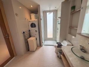 A bathroom at Bright beachfront retreat in Bang Tao