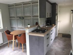 Η κουζίνα ή μικρή κουζίνα στο Pigeon I Cozy chalet near forest for two
