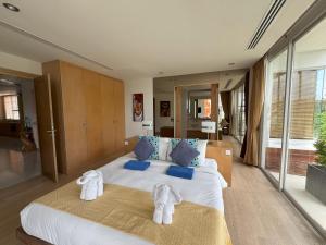A bed or beds in a room at Bright beachfront retreat in Bang Tao