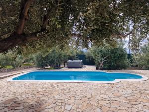 Bazén v ubytování Luxury private villa complex with pool and jacuzzi nebo v jeho okolí