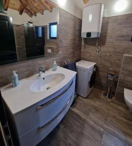 Koupelna v ubytování Luxury private villa complex with pool and jacuzzi