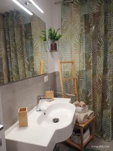 een badkamer met een wastafel en een spiegel bij Stampixeddu in Cagliari