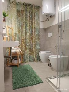 een badkamer met een groen douchegordijn en een toilet bij Stampixeddu in Cagliari
