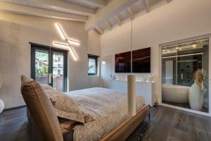 Μια τηλεόραση ή/και κέντρο ψυχαγωγίας στο Alpine Luxury Penthouse - Private Gym & Alps View