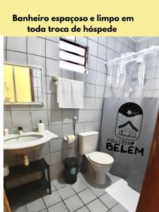 ein Badezimmer mit Toilette und Waschbecken in der Unterkunft Casa em Campina Grande, Bairro tranquilo, Próximo ao centro, 2 Quartos, Garagem in Campina Grande + 5 Fotos