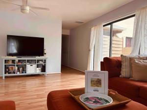 un soggiorno con un divano e una TV di Coral Castaway-Block from Ocean Casino & Waterpark ad Atlantic City
