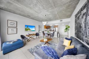 Un lugar para sentarse en Midblock Midtown Miami High Floor 1B Suite W Spa Pool Gym
