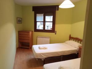 Postel nebo postele na pokoji v ubytování Apartamentos Valle de Tena - Biescas 3000