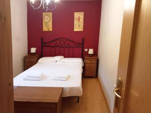 Postel nebo postele na pokoji v ubytování Apartamentos Valle de Tena - Biescas 3000