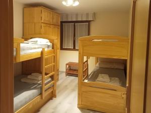 Postel nebo postele na pokoji v ubytování Apartamentos Valle de Tena - Biescas 3000