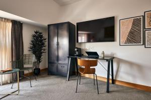 a room with a desk and chairs and a tv at Líbere London Edgware Road in London +45 photos