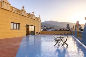 a patio with two chairs and a table on a balcony at E4 - Estudio La Orotava in La Orotava