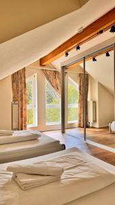 Ένα ή περισσότερα κρεβάτια σε δωμάτιο στο Sieben Tannen Titisee