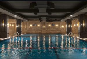 una piscina cubierta de agua azul en Helmond Hotel, en Erbil