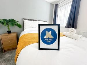 Postel nebo postele na pokoji v ubytování Newman House by Blue Skies Stays