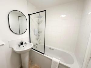 Koupelna v ubytování Newman House by Blue Skies Stays