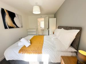 Postel nebo postele na pokoji v ubytování Newman House by Blue Skies Stays + 29 fotografií