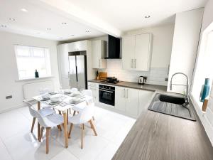 Η κουζίνα ή μικρή κουζίνα στο Malvern House by Blue Skies Stays