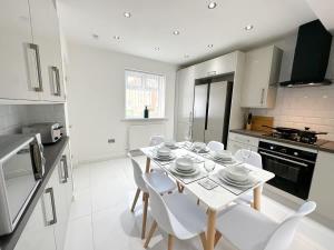 Η κουζίνα ή μικρή κουζίνα στο Malvern House by Blue Skies Stays