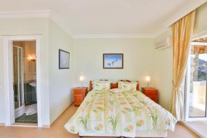A bed or beds in a room at Villa Çınarlar