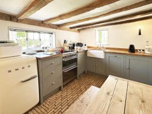 Dapur atau dapur kecil di The Cottage by The Suffolk Cottage Collection