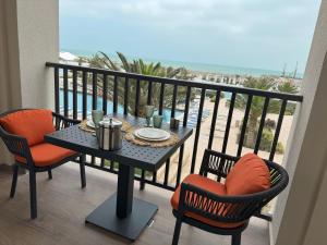 Balkoni atau teres di Luxury Sea View Apartment in Sea Breeze Grand