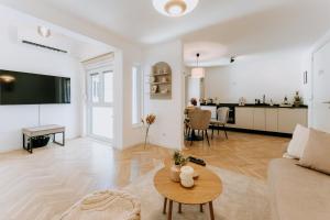 ein Wohnzimmer mit Sofa und Tisch in der Unterkunft Boutique Apartments Old Town in Mostar