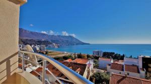 - Balcón con vistas a la ciudad y al océano en Apartment Sea Point, en Bečići