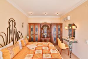 A bed or beds in a room at Villa Çınarlar